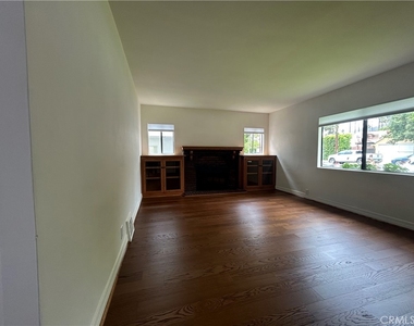 214 E Stocker Street - Photo Thumbnail 1