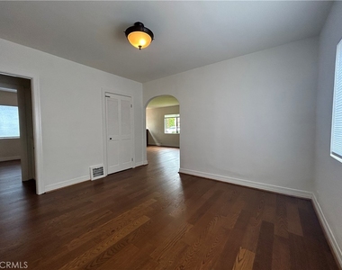 214 E Stocker Street - Photo Thumbnail 9
