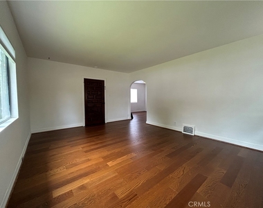214 E Stocker Street - Photo Thumbnail 5