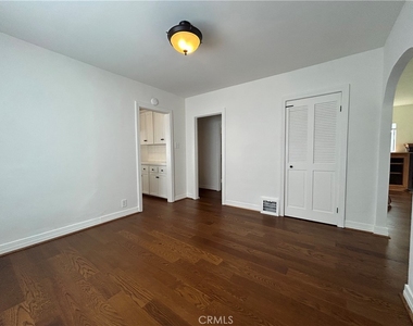 214 E Stocker Street - Photo Thumbnail 7