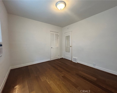 214 E Stocker Street - Photo Thumbnail 20