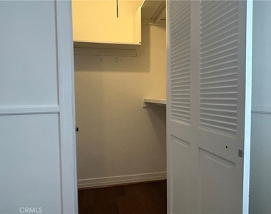 214 E Stocker Street - Photo Thumbnail 13