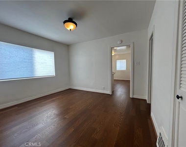 214 E Stocker Street - Photo Thumbnail 6