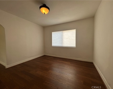 214 E Stocker Street - Photo Thumbnail 8
