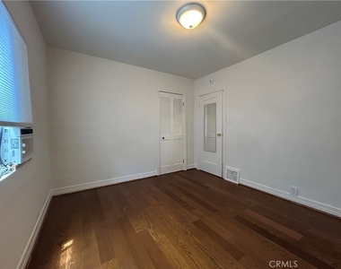 214 E Stocker Street - Photo Thumbnail 19