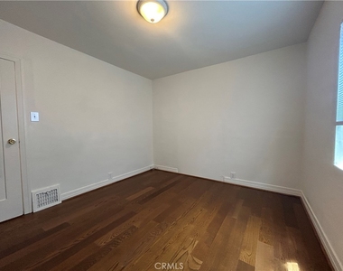 214 E Stocker Street - Photo Thumbnail 18