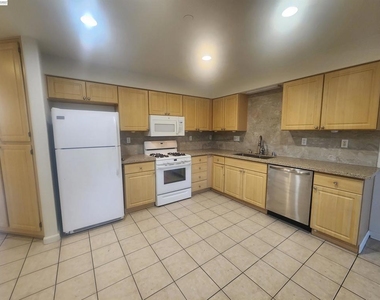 252 Lansing Way - Photo Thumbnail 5
