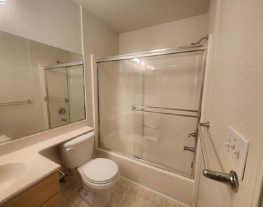 252 Lansing Way - Photo Thumbnail 19