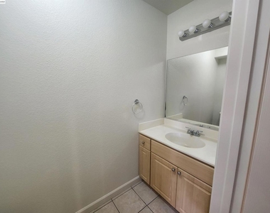 252 Lansing Way - Photo Thumbnail 6