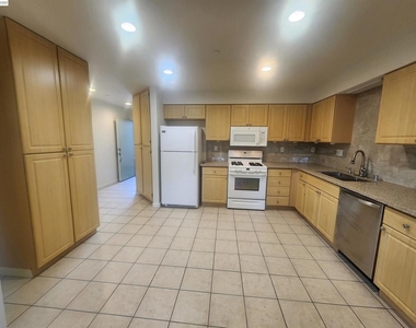252 Lansing Way - Photo Thumbnail 4