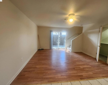 252 Lansing Way - Photo Thumbnail 1
