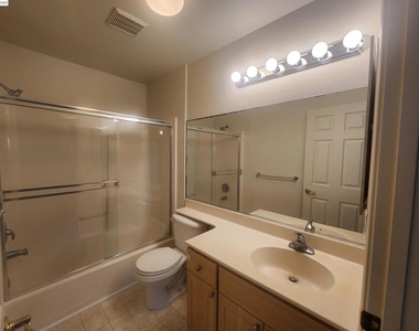 252 Lansing Way - Photo Thumbnail 11