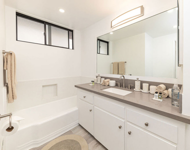 8911 Cynthia Street - Photo Thumbnail 12