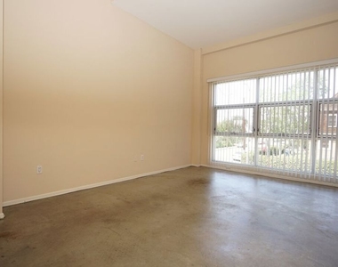 922 W 23rd Street - Photo Thumbnail 7