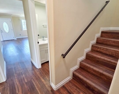 1719 W 39th Pl - Photo Thumbnail 8