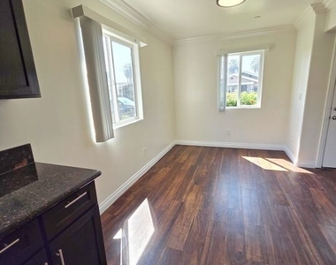 1719 W 39th Pl - Photo Thumbnail 4