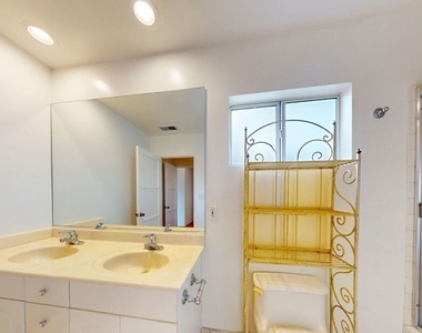 14013 Addison Street - Photo Thumbnail 12