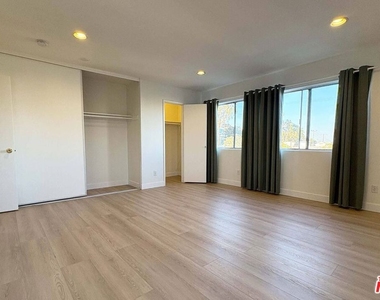 870 Figueroa Terrace - Photo Thumbnail 17