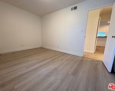 870 Figueroa Terrace - Photo Thumbnail 25