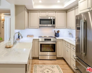 2385 Roscomare Road - Photo Thumbnail 10