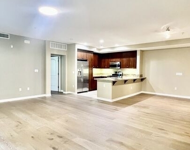 629 Traction Avenue - Photo Thumbnail 2