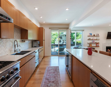 723 Westmount Drive - Photo Thumbnail 7