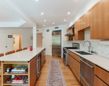 723 Westmount Drive - Photo Thumbnail 8