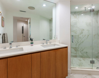 723 Westmount Drive - Photo Thumbnail 11