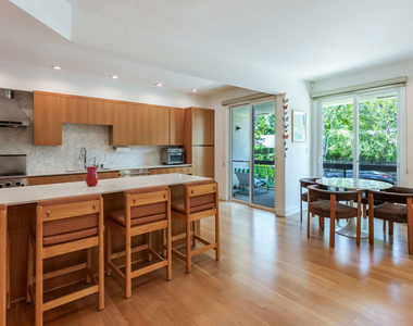 723 Westmount Drive - Photo Thumbnail 4
