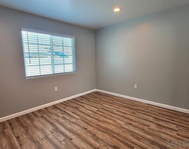8834 Valencia St - Photo Thumbnail 15