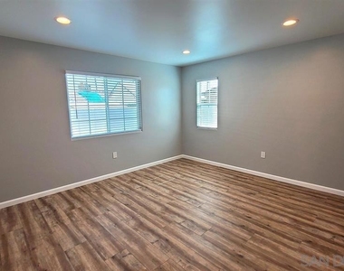 8834 Valencia St - Photo Thumbnail 10