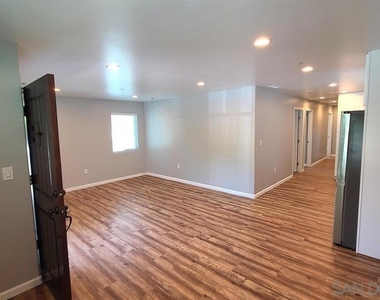 8834 Valencia St - Photo Thumbnail 4