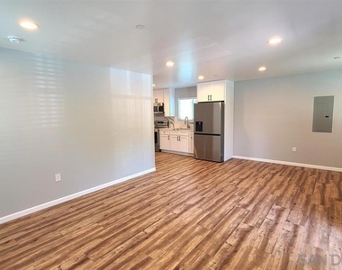 8834 Valencia St - Photo Thumbnail 3
