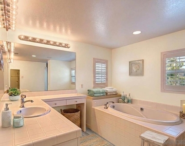 5292 Village Dr - Photo Thumbnail 7
