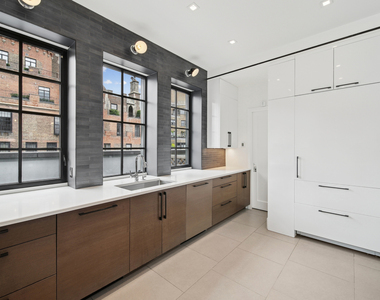 East 80th Street - Photo Thumbnail 5