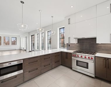 East 80th Street - Photo Thumbnail 4