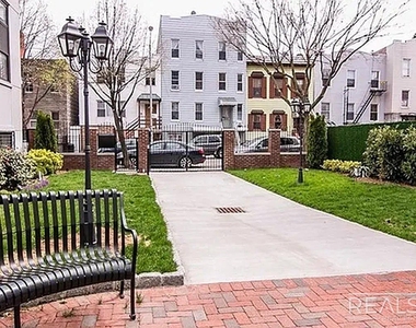 96 Dupont Street - Photo Thumbnail 12