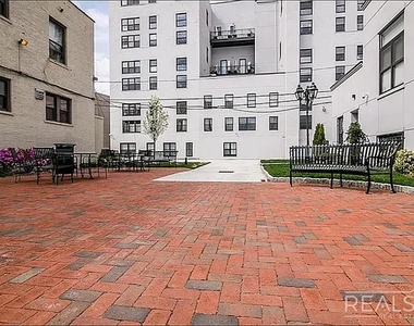 96 Dupont Street - Photo Thumbnail 7
