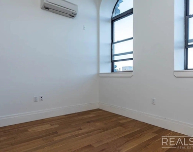 17 Monitor Street - Photo Thumbnail 7