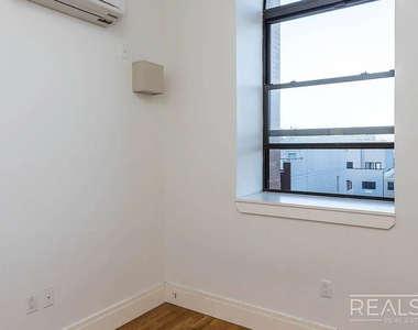 17 Monitor Street - Photo Thumbnail 9