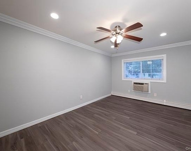 319 Brook Avenue - Photo Thumbnail 4