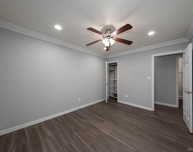 319 Brook Avenue - Photo Thumbnail 7