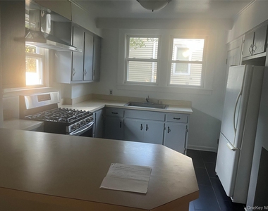 69 Hunt Avenue - Photo Thumbnail 2