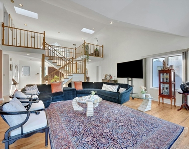 2 Meadowwood Lane - Photo Thumbnail 3