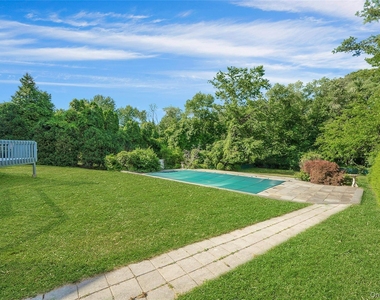 2 Meadowwood Lane - Photo Thumbnail 1