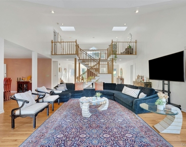 2 Meadowwood Lane - Photo Thumbnail 5