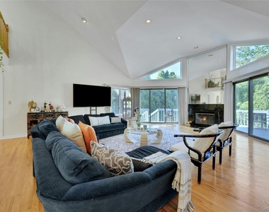 2 Meadowwood Lane - Photo Thumbnail 4