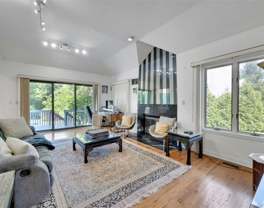 2 Meadowwood Lane - Photo Thumbnail 11