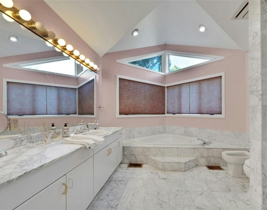 2 Meadowwood Lane - Photo Thumbnail 13