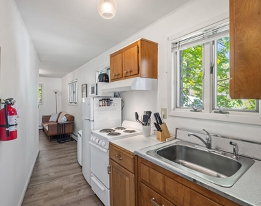 194 Jersey Avenue - Photo Thumbnail 2